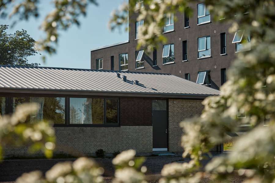 DS Nordic Klickfalz ersetzt Wellfaserzementtafeln, Gammel Kongevej 9, 9400 Nørresundby, Dänemark